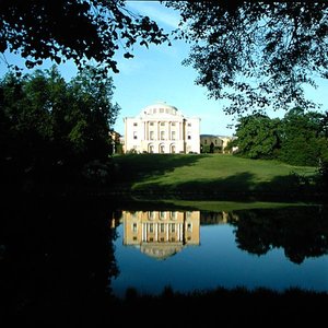 Vista della facciata del palazzo dalle rive del fiume Slavyenka, iniziato nel 1782 da Charles Cameron