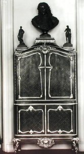 Cabinet con un busto di Luigi d