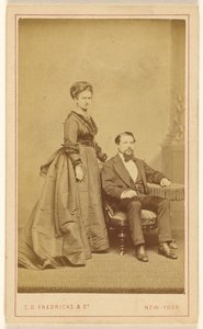 [Coppia non identificata: donna in piedi, uomo con barba Vandyke seduto]. da Charles DeForest Fredricks