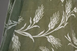 Cappotto da sera di Bertha Palmer, c.1902 (dettaglio del tessuto). Seta satinata con velluto tagliato a motivo di grano, pizzo di filo metallico, nappe di seta metallica. Worth, Parigi.