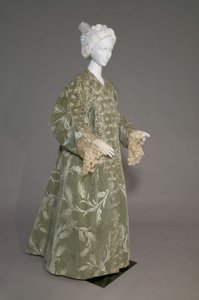 Cappotto da Sera di Bertha Palmer, c.1902 (vista obliqua frontale). Raso di seta con velluto tagliato a motivo di grano, pizzo con filo metallico, nappe di seta metallica. Worth, Parigi.