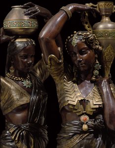 Dettaglio di due torcieri in bronzo a forma di donne indiane che portano vasi da Charles Henri Joseph Cordier