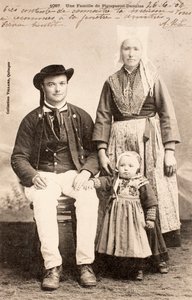 Vecchia cartolina, Famiglia di Plougastel Daoulas, Bretagna, Francia da Augustus Kollner