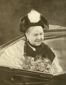 La regina Vittoria sorridente, avendo appena accettato un mazzo di fiori, Isola di Wight, c.1887 (foto b/n) da Charles Knight