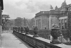 Vasi di Pietra Intagliata, Terrazza Est da Charles Latham