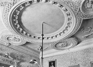 Il soffitto della sala da biliardo