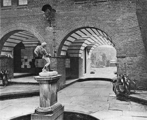La Corte della Fontana da Charles Latham