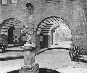La corte della fontana da Charles Latham