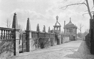 Il sentiero sud fuori dal cortile da Charles Latham
