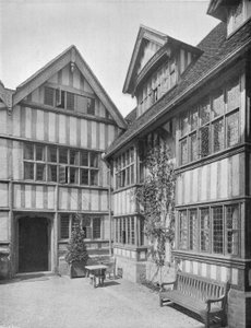 Il Cortile con Struttura in Legno da Charles Latham