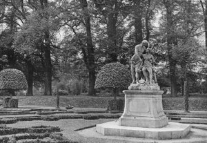 Lato Ovest del Giardino Sud da Charles Latham