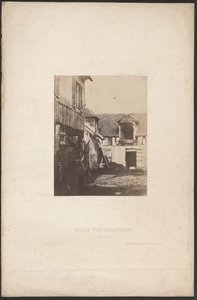 [Cour de ferme] / [Cortile di una casa colonica]. da Charles Marville