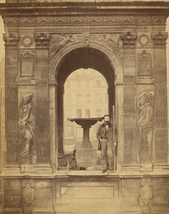 [Uomo non identificato in posa alla Fontaine des Innocents] da Charles Marville