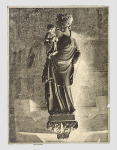 Scultura di Maria con bambino a Notre-Dame, Parigi