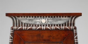 (dettaglio) di un armadietto per monete ornato con emblemi egiziani in argento, c.1805