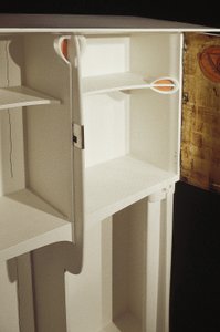 Armadio bianco progettato per la signora Rowat, 1902 da Charles Rennie Mackintosh