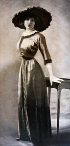 Ritratto di Emilie Bouchaud, alla vita di Polar Wasp, circa 1909 (foto in b/n) da Charles Reutlinger