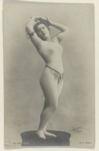 Ritratto di una ballerina sconosciuta in abiti succinti su un programma per un concerto, pubblicità per Comptoir Photographique de l