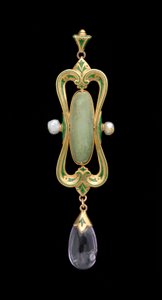 Pendente (oro, smalto, gemma verde traslucida e perla)