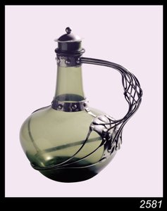 Decanter in vetro verde con montatura in argento con marchio del Guild of Handicraft, 1901 da Charles Robert Ashbee
