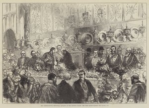 Il banchetto municipale internazionale alla Mansion House, il sindaco passa la Loving Cup