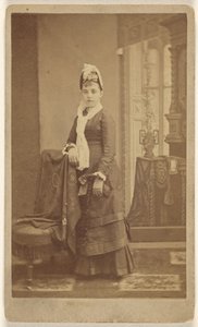 [Giovane donna non identificata, in piedi]