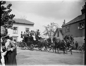 Carrozza trainata da cavalli che passa davanti a un gruppo di cottage, Greater London Authority da Charles William Prickett