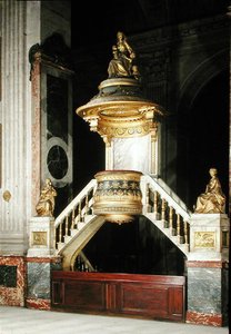 Pulpito con figure dorate di Fede e Speranza di Guesdon e Carità di Dumont da Charles de Wailly