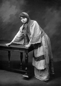 Attrice francese Jane Rosni-Derys come Sonia Randzew nella commedia "Les revoltes", Parigi, foto di Cheri Rousseau e Glauth dal giornale francese "Le theatre" dicembre 1908 da Cheri Rousseau
