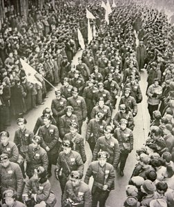 Corpo medico cinese che lascia Shanghai per la Corea nel 1951 da Chinese Photographer