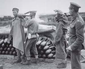 Unità cinese che immagazzina bombe aeree in un deposito di munizioni in Francia da Chinese Photographer