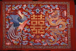 Un Arazzo Cinese di Lana Rossa con un Carattere Centrale in Filo Dorato Fiancheggiato da una Fenice e un Drago, XIX Secolo da Chinese School