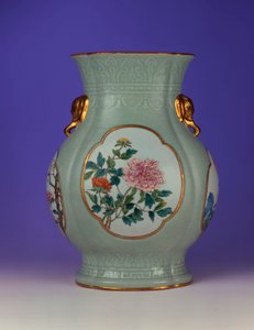 Un raro vaso celadon famille rose con smalto dorato di pruno e rose, uno dei quattro smalti che raffigurano i "Fiori delle Quattro Stagioni", 1735-1795 da Chinese School