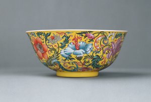 Ciotola fine famille rose su fondo giallo, 1821-1850