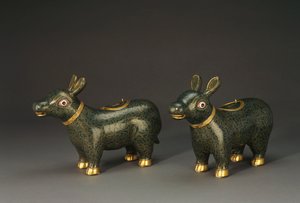 Coppia di vasi a forma di tapiro in smalto cloisonné da Chinese School