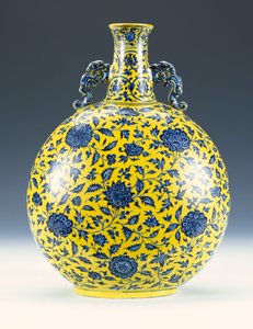 Fiasca lunare smaltata in blu e giallo con motivo di peonia e loto, c.1723-1735 da Chinese School