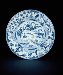 Piatto blu e bianco dipinto con pescatori in una scena fluviale, Tianqi o Chongzheng, 1620-30 (porcellana) da Chinese School