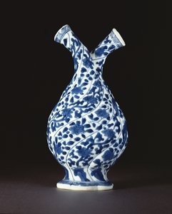 Bottiglia doppia blu e bianca in forma di vetro europeo, periodo Kangxi (1662-1722)