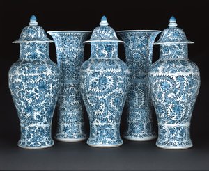 Garniture blu e bianca, periodo Kangxi da Chinese School