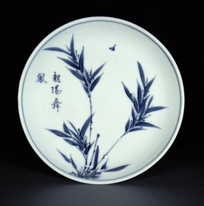 Piatto da tè kosometsuke blu e bianco dipinto con bambù e calligrafia, marchio e periodo Tianqi, 1621-27 (porcellana)