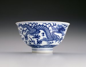 Ciotola con draghi e onde, marchio e periodo Xianfeng 1851-61