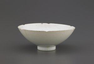 Ciotola con bordo dentellato, Jingdezhen, provincia di Jiangzi, dinastia Song settentrionale o meridionale