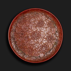 Piatto intagliato con il marchio di Xuande (1426-36) alla base, cinese