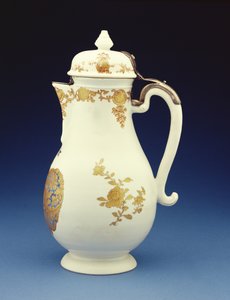 Caffettiera di forma Meissen decorata prevalentemente in oro con le armi di Gustav Gabriel Loodh, periodo Qianlong (vista laterale di 210133)