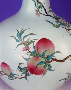 Dettaglio di un magnifico vaso a bottiglia globulare a nove pesche in famiglia rosa, 1735-1795 da Chinese School