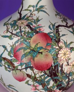 Dettaglio di un magnifico vaso globulare famille rose con nove pesche da Chinese School