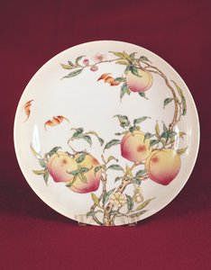 Piatto famille rose decorato con un motivo di albicocche, Dinastia Qing
