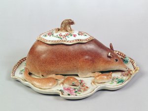 Salsiera e coperchio Famille rose modellati come uno scoiattolo, periodo Qianlong (1736-95)