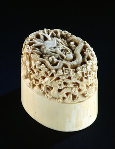 Sigillo imperiale con un drago che custodisce una perla di saggezza da Chinese School