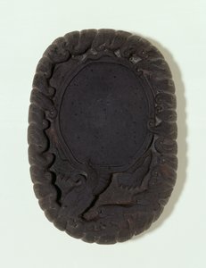 Pietra da inchiostro scolpita come la grande tartaruga mitica Lo-shu tra le onde, probabilmente dinastia Ming